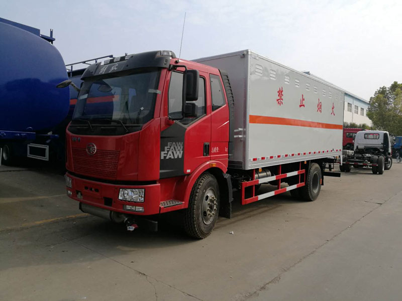 解放6米2(9.9噸)爆破器材車