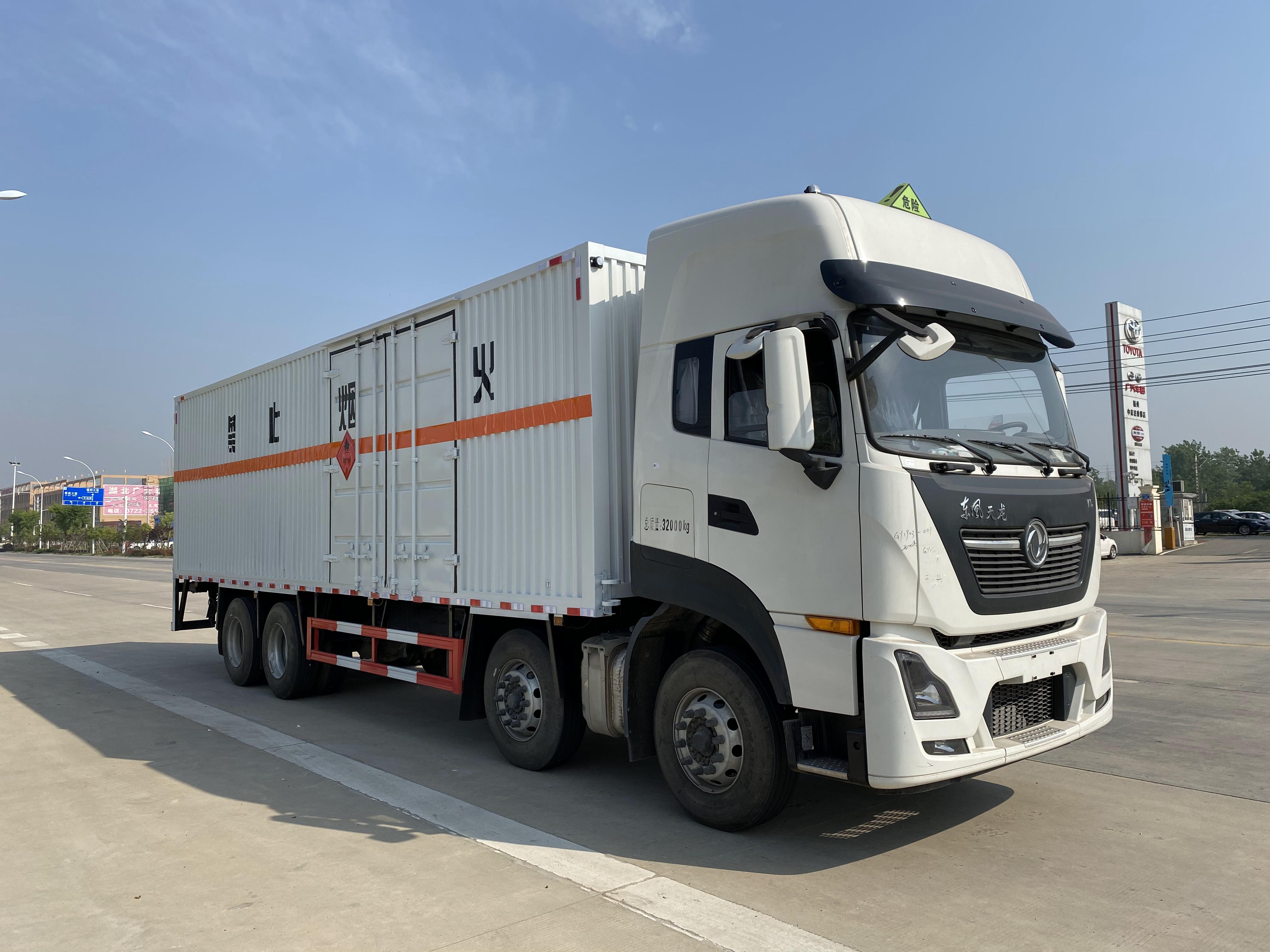 東風(fēng)天龍國六9.4米易燃氣體廂式運輸車
