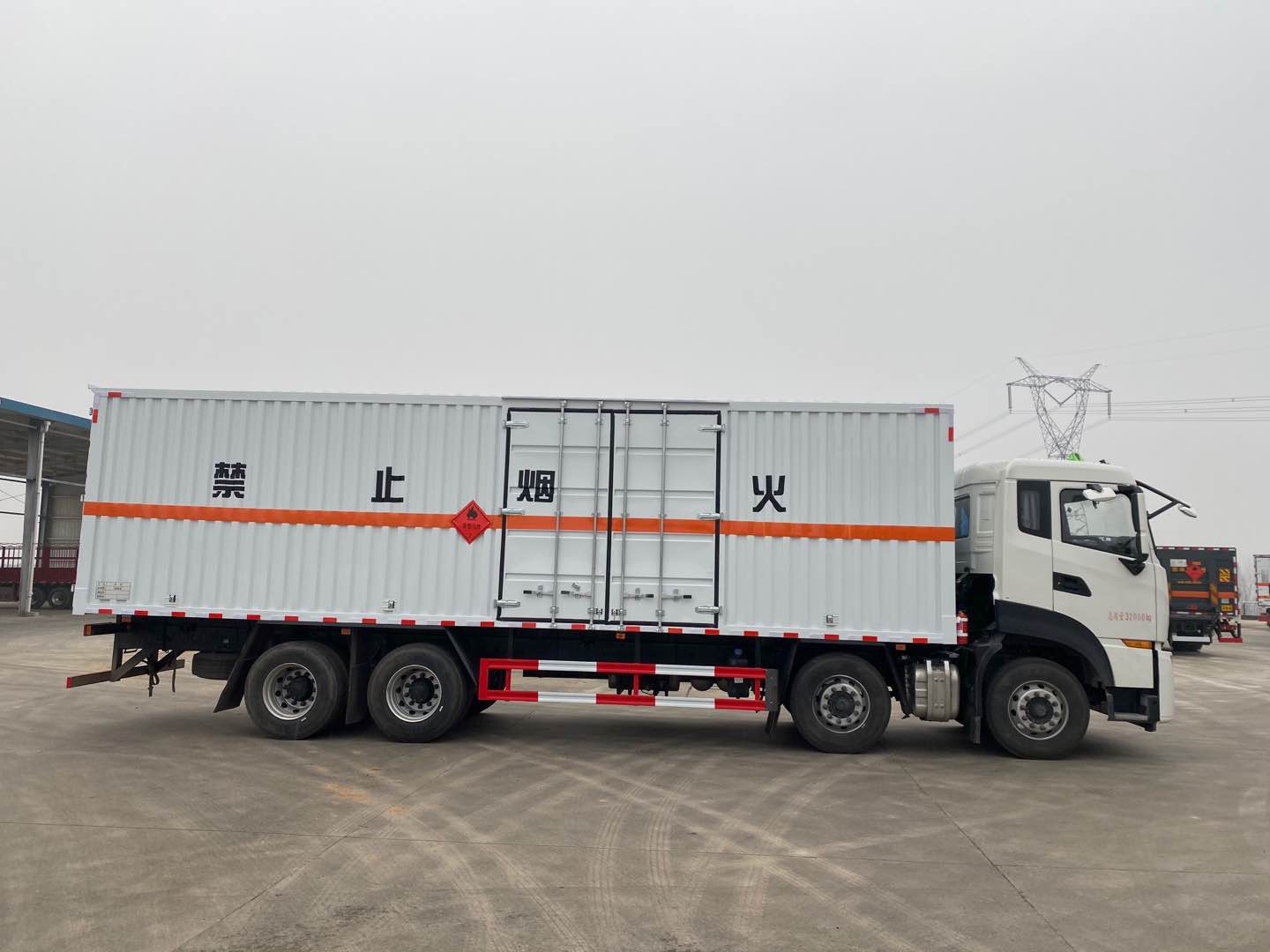 東風(fēng)天龍國六9.4米易燃氣體廂式運輸車