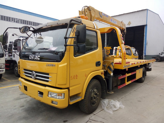 東風多利卡國五一拖二清障車(帶吊機)